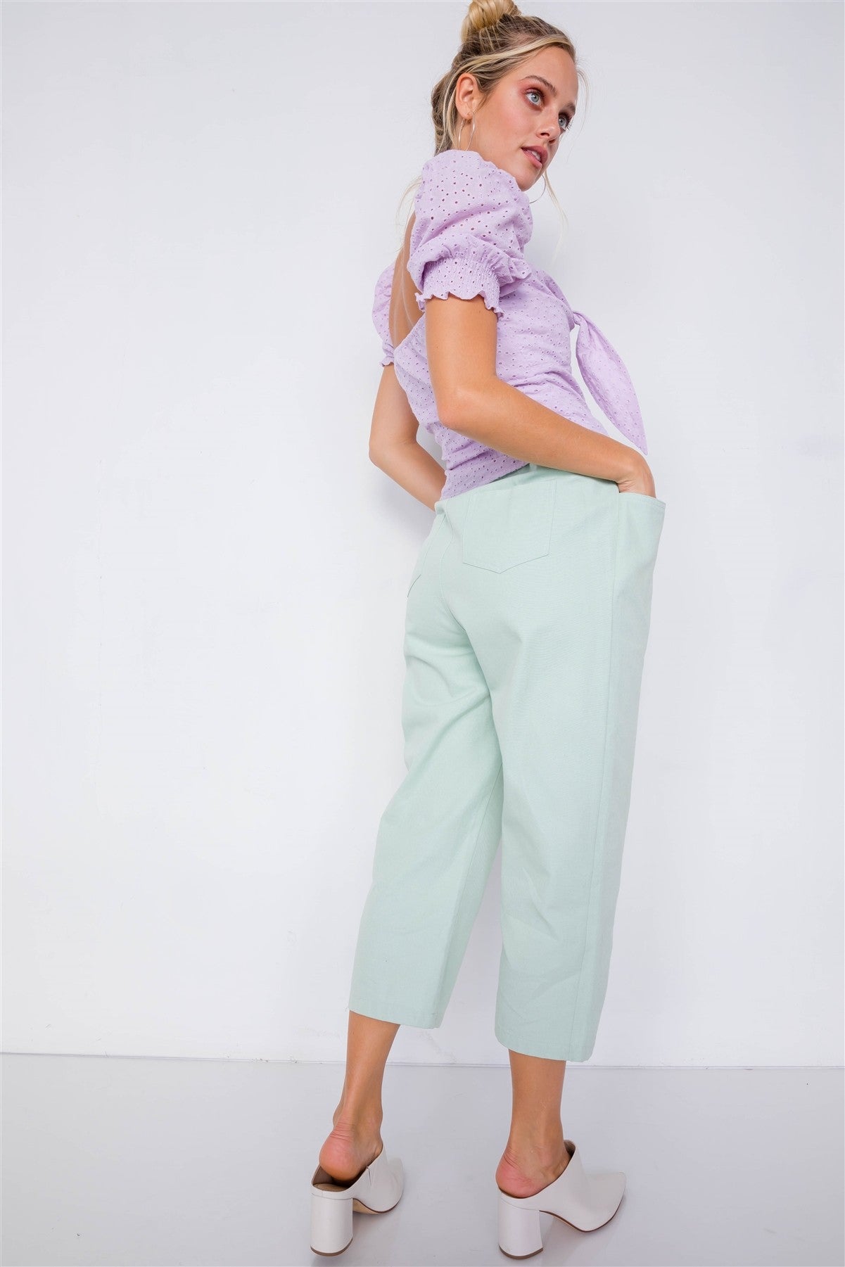 Pantalones de cintura con broche ajustable y pierna ancha con tobillo liso y elegante en colores pastel