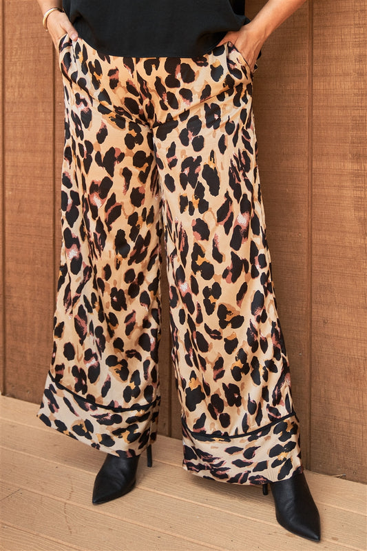 Pantalones anchos de cintura alta de satén con estampado de leopardo color topo combinados