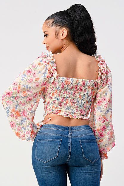 Blusa con cuerpo fruncido y escote en forma de corazón floral elegante