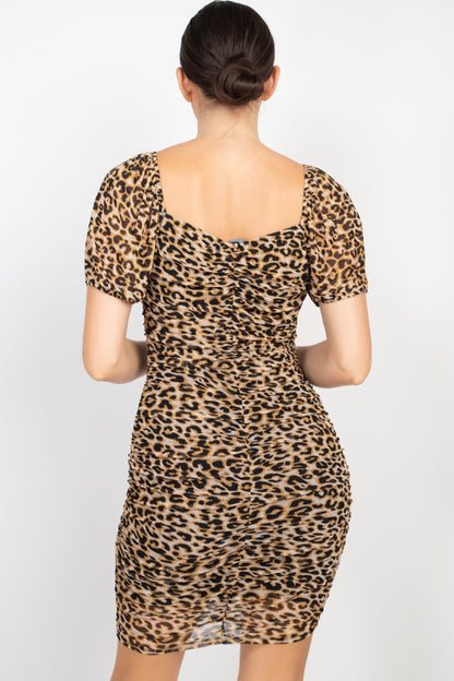 Minivestido ajustado con estampado de leopardo fruncido