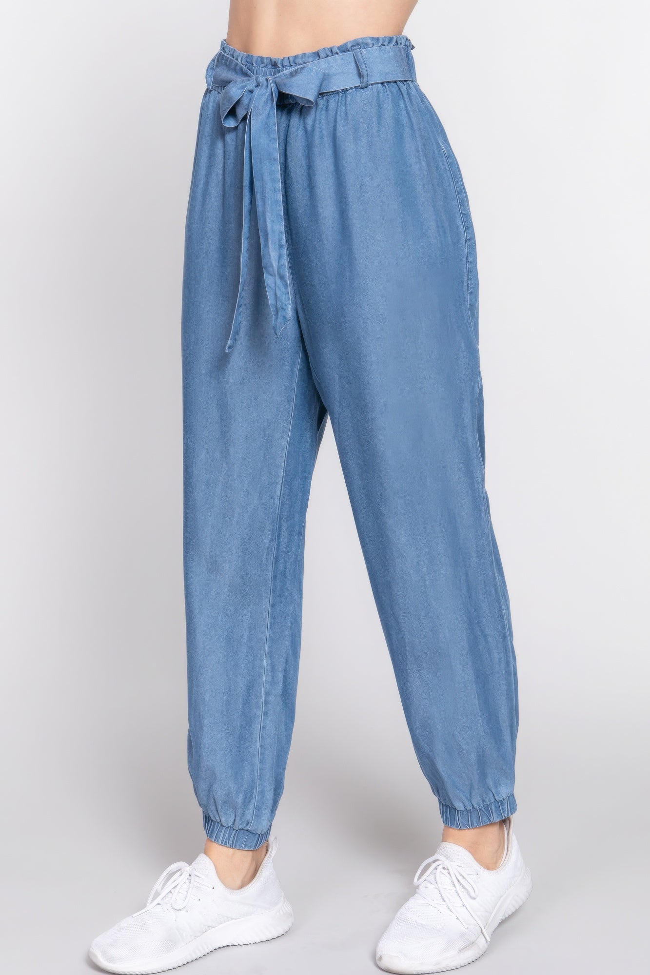 Pantalones jogger con detalle de lazo