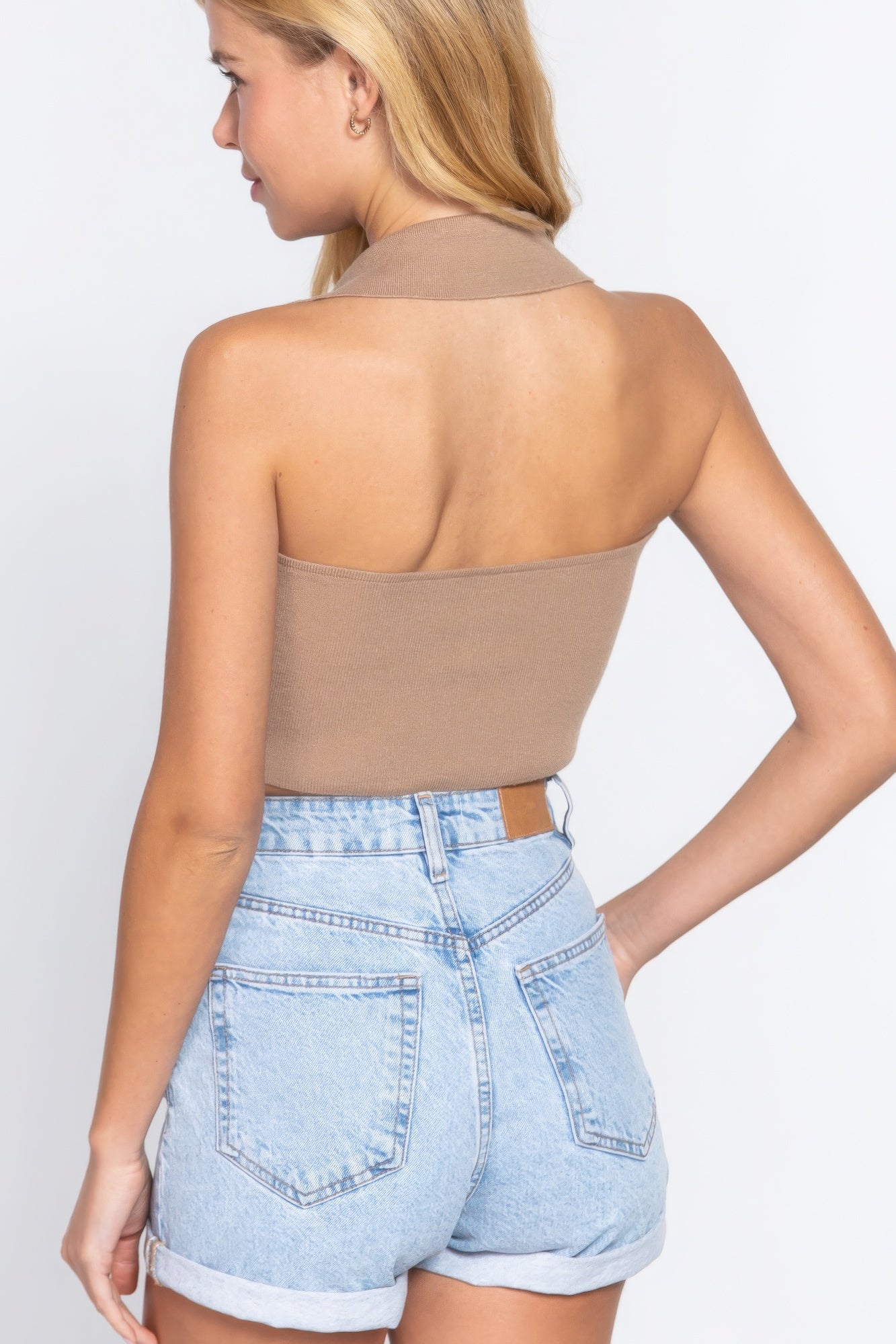 Top de punto con suéter corto fruncido con cuello halter