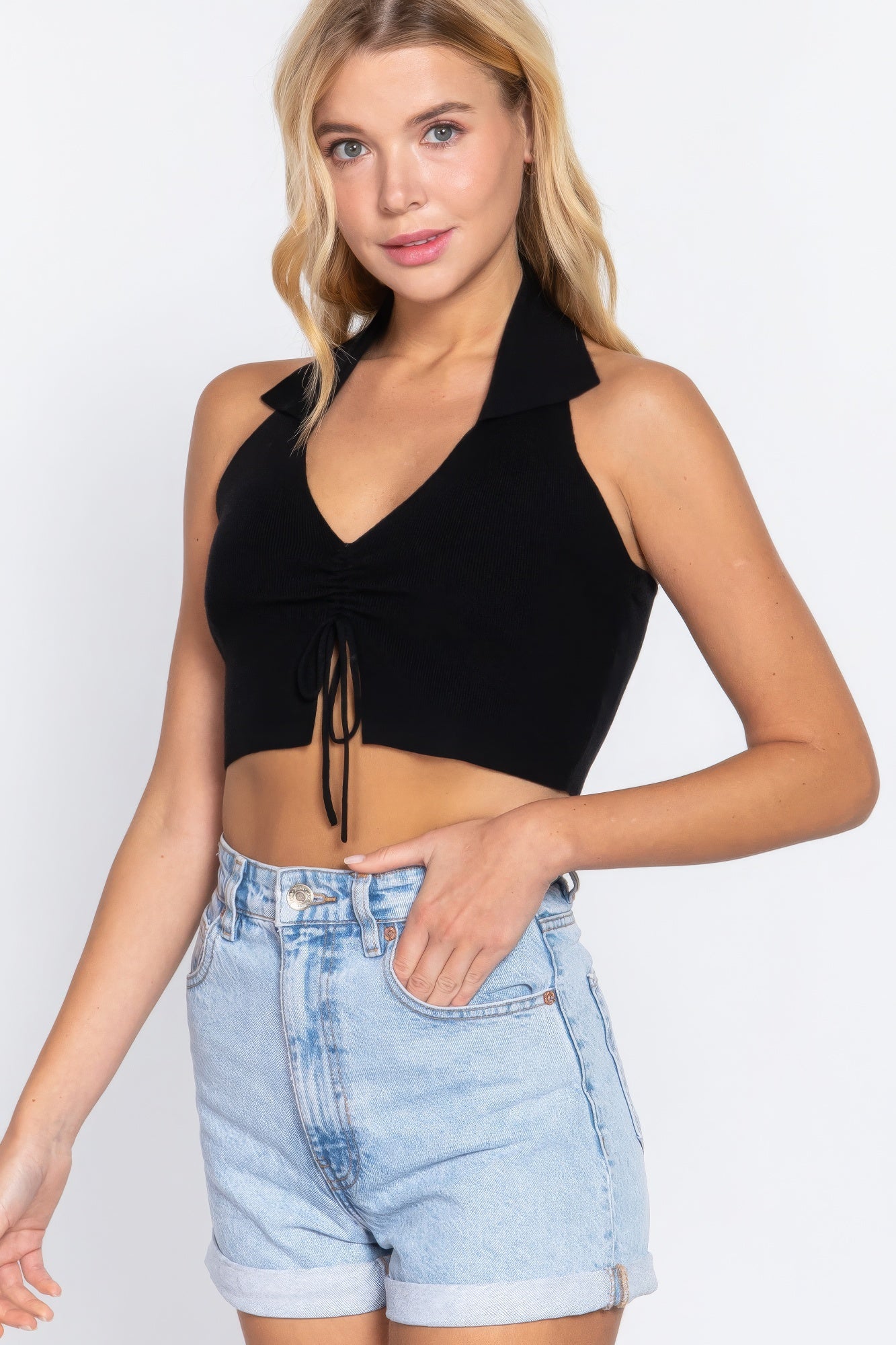 Top de punto con suéter corto fruncido con cuello halter