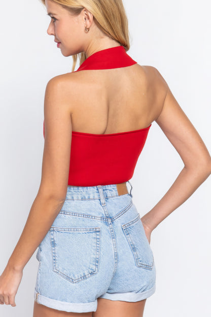 Top de punto con suéter corto fruncido con cuello halter