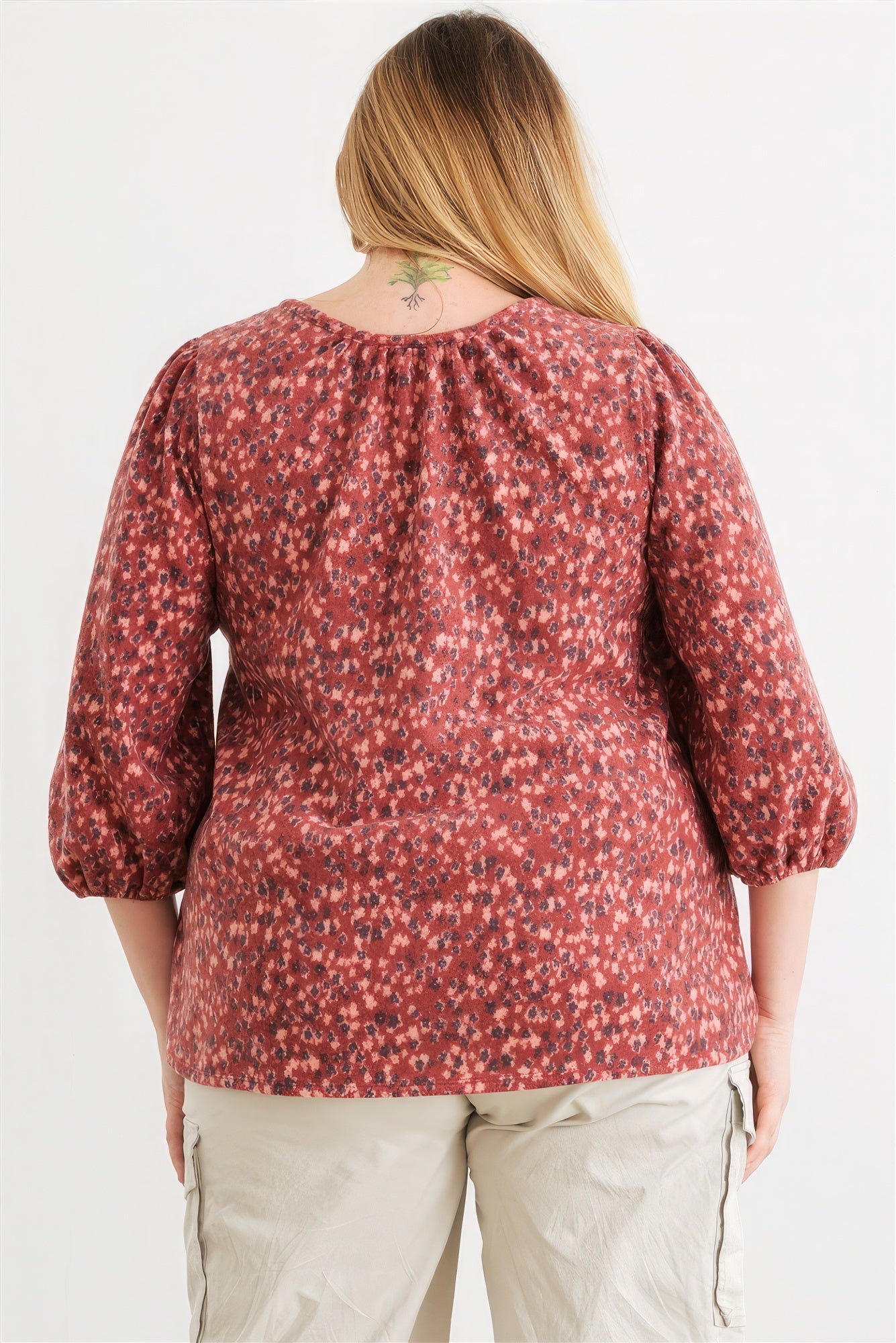 Top burdeos floral con cuello en V y manga midi suave al tacto